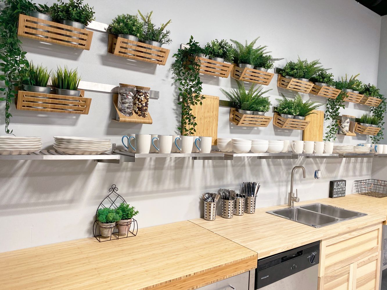 Circle Hub Ventura: 1300 Eastman Ave, Ventura, CA 93003